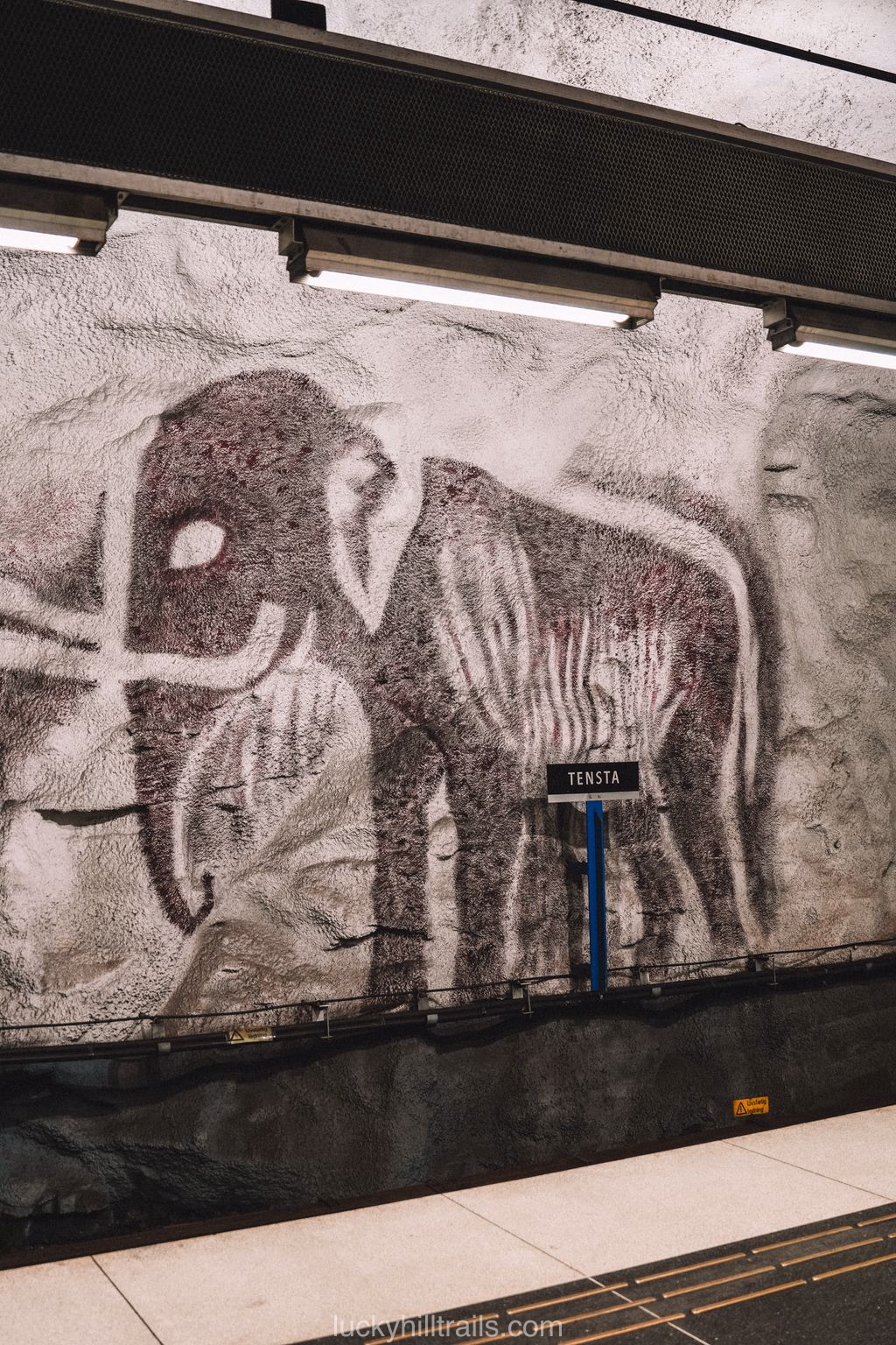 Drawings of bunnies and birds on the walls of Tensta station