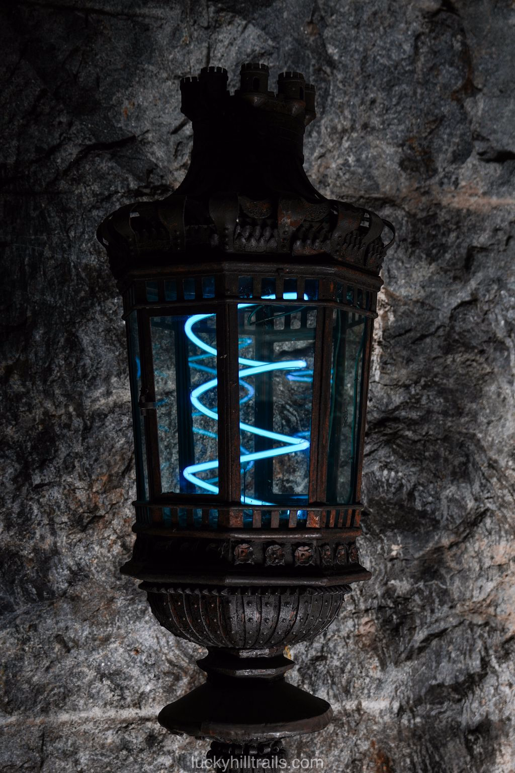 Green and red patterns at Kungsträdgården station