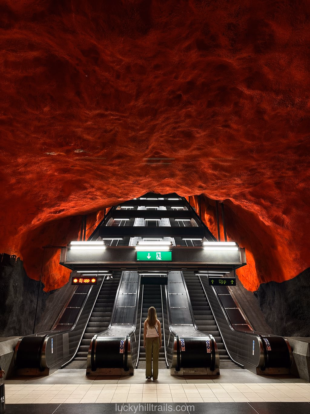 Red and black arches at Solna Centrum station in the Stockholm metro