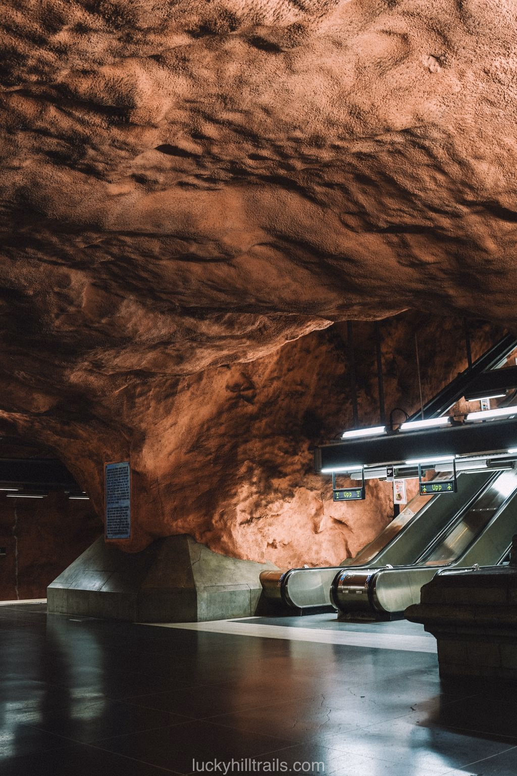 Concrete columns and red walls at Rådhuset station